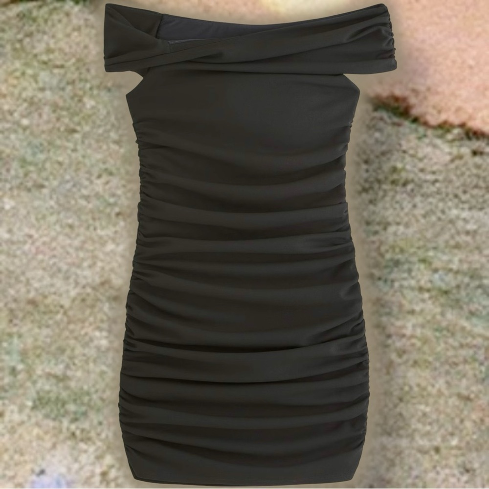 NWT Abercrombie & Fitch ‘Off-The-Shoulder Twist Ruched Mini Dress’ in Black XS